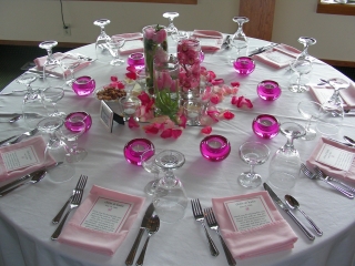 arranging_and_decorating_tables-at_wedding_1