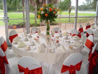 arranging_and_decorating_tables-at_wedding_2
