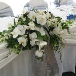 arranging_and_decorating_tables-at_wedding_3